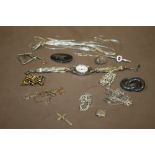 A COLLECTION OF ASSORTED SILVER JEWELLERY TO INCLUDE AN OVAL EASTERN BROOCH