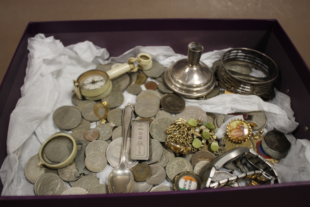 A BOX OF COLLECTABLES TO INCLUDE HALLMARKED SILVER MONEY CLIP, COINS ETC.