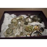 A BOX OF COLLECTABLES TO INCLUDE HALLMARKED SILVER MONEY CLIP, COINS ETC.