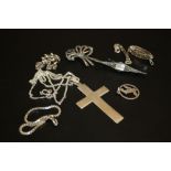 A QUANTITY OF ASSORTED SILVER JEWELLERY TO INCLUDE A LARGE CRUCIFIX