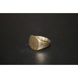 A GENTS 9CT GOLD SIGNET RING