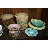 A SELECTION OF MAJOLICA STYLE CERAMICS TO INCLUDE FLORAL PLATE, PLANTERS ETC