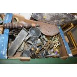 A TRAY OF VINTAGE METALWARE TO INCLUDE PEWTER TANKARDS, BRASS BELL ETC