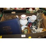 A TRAY OF CERAMICS AND GLASSWARE TO INCLUDE AN AYNSLEY COFFEE POT, WEDGWOOD PEPPERETTES,