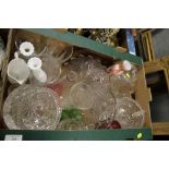 A TRAY OF ASSORTED GLASSWARE TO INCLUDE SILVER RIMMED VASE