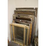 A SELECTION OF VINTAGE PICTURE FRAMES TO INCLUDE GILT EXAMPLES