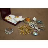 A COLLECTION OF ASSORTED LADIES COSTUME JEWELLERY TO INCLUDE BROOCHES