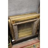 A TRAY OF VINTAGE GILDED PICTURE FRAMES