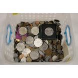 A QUANTITY OF BRITISH AND WORLD COINS TO INCLUDE SILVER EXAMPLES