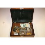 A ROSEWOOD BOX OF COLLECTABLES TO INC VINTAGE FURNITURE HANDLES, NAPKIN RINGS ETC