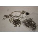 A COLLECTION OF SILVER JEWELLERY & CHARMS ETC