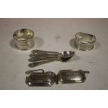 A SELECTION OF HALLMARKED SILVER ITEMS TO INCLUDE A SET OF FOUR SCOTTISH HALLMARKED TEASPOONS, TWO