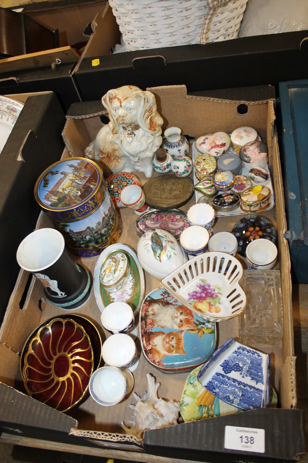 A TRAY OF CERAMICS TO INCLUDE A COLLECTION OF TRINKET POTS