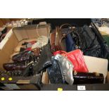 TWO TRAYS OF VINTAGE LADIES HANDBAGS AND SHOES TO INCLUDE 1960S AND 1970S RETRO EXAMPLES