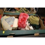 A COLLECTION OF LADIES VINTAGE CLOTHING ACCESSORIES TO INCLUDE VARIOUS PAIRS OF GLOVES, HATS, ETC