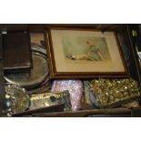 A TRAY OF COLLECTABLES TO INCLUDE CASED KNIVES, PRINTS ETC.