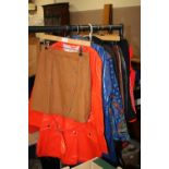 A COLLECTION OF VINTAGE 1960S CLOTHING TO INC TWO 'PLASTIC' MACS, TWO FAUX LEATHER MINI SKIRTS &