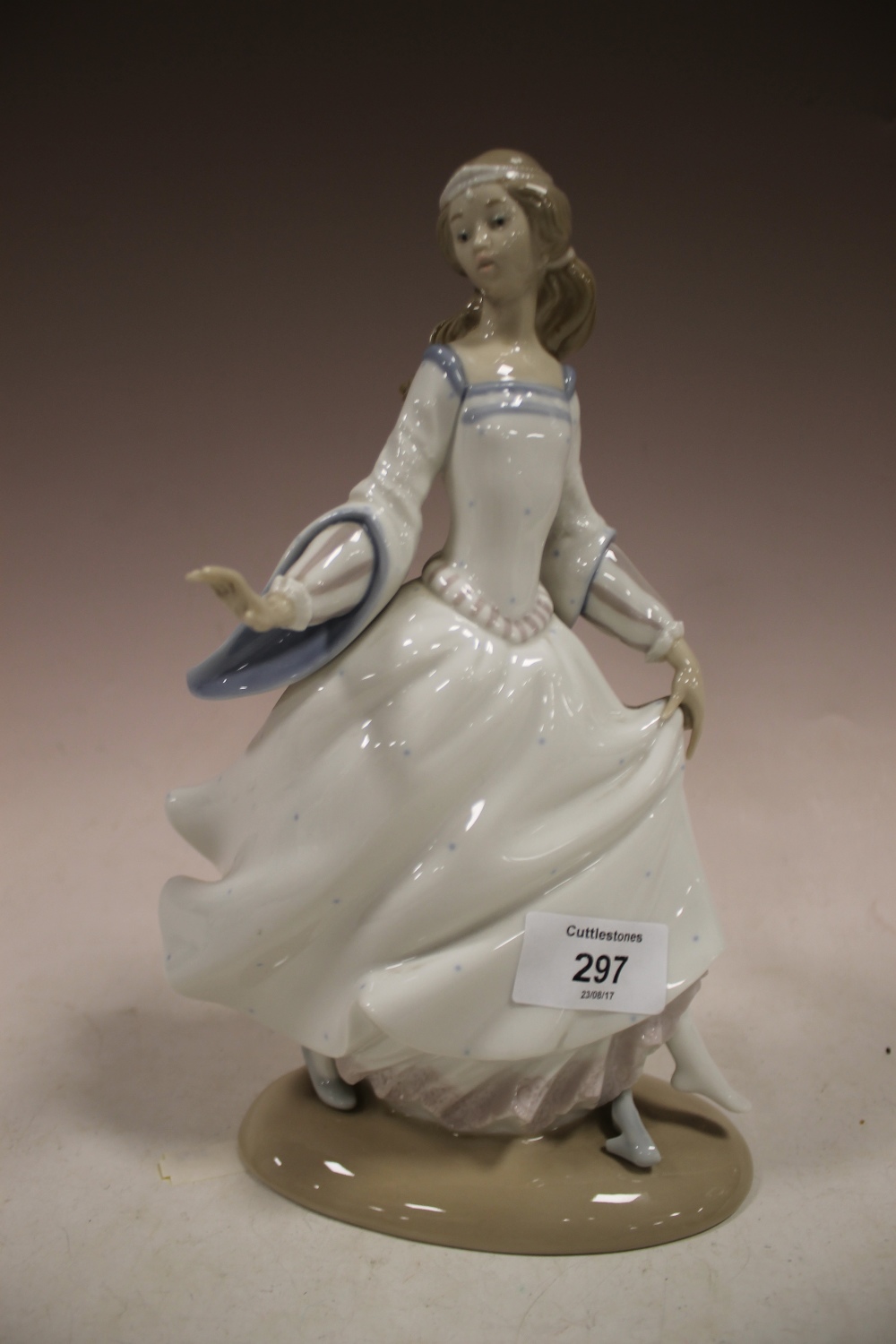 A LLADRO FIGURE OF A LADY LOSING HER SLIPPER