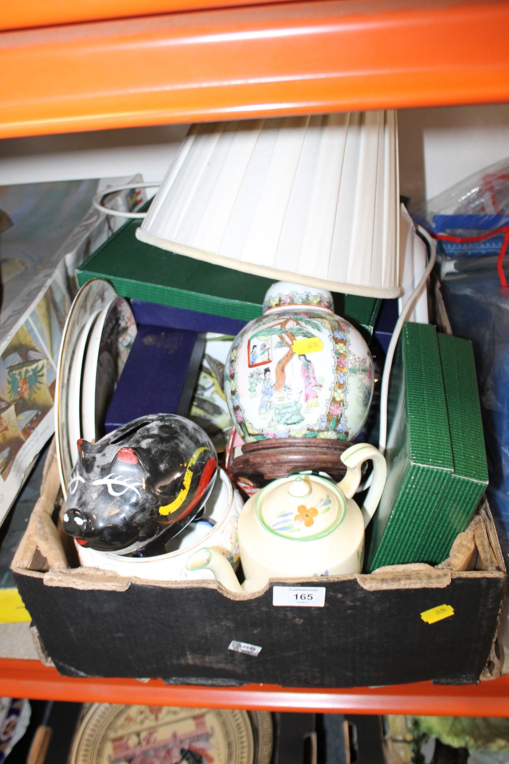 A TRAY OF CERAMICS TO INCLUDE AN ORIENTAL LAMP