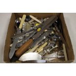 A BOX OF ASSORTED FLATWARE TO INCLUDE BONE HANDLED EXAMPLES