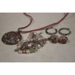 A BAG OF LADIES SILVER JEWELLERY TO INCLUDE A FLORAL PENDANT, BRACELET ETC.