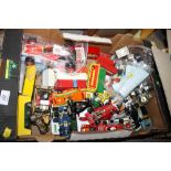 A TRAY OF VINTAGE DIECAST VEHICLES COMPRISING CARS, FORMULA 1 VEHICLES AND BUSES ETC., TO INCLUDE