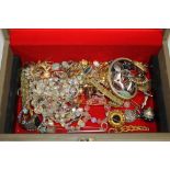 A JEWELLERY BOX AND CONTENTS TO INCLUDE COSTUME JEWELLERY