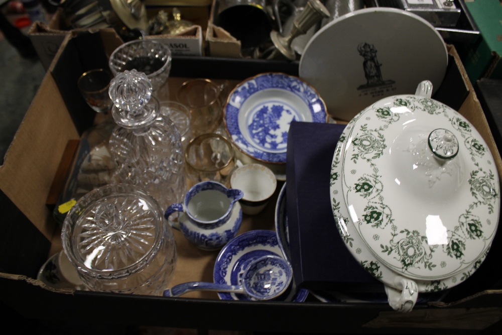 A TRAY OF CERAMICS AND GLASS WARE TO INCLUDE A SMALL ORIENTAL BLUE AND WHITE BOWL, CUT GLASS