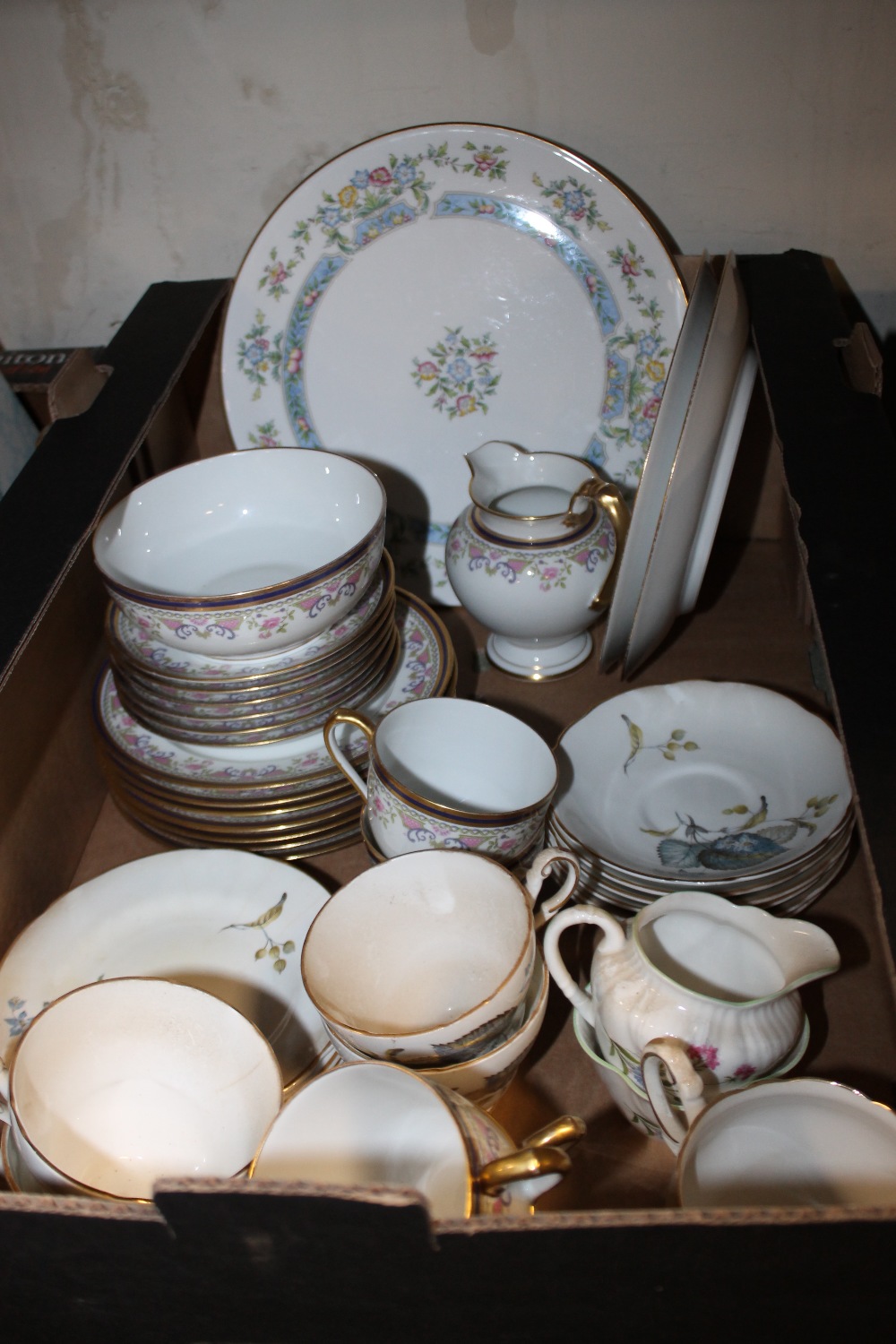 A TRAY OF ASSORTED CHINA TO INCLUDE LIMOGES C.AHRENFELDT CHINA, REGENCY ETC.