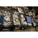 A LARGE QUANTITY OF ROYAL WORCESTER EVESHAM CHINA TO INCLUDE TEA AND DINNERWARE, ORNAMENTS AND BOXED