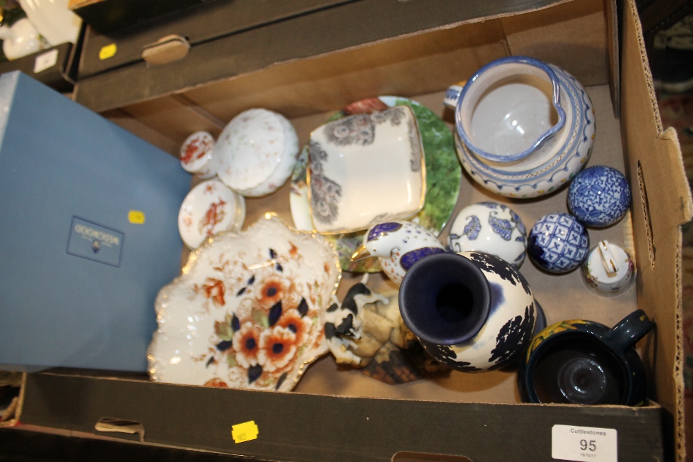 A TRAY OF ASSORTED CERAMICS TO INCLUDE A MOORLAND POTTERY VASE, WEDGWOOD ETC.