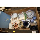 A TRAY OF ASSORTED CERAMICS TO INCLUDE A MOORLAND POTTERY VASE, WEDGWOOD ETC.