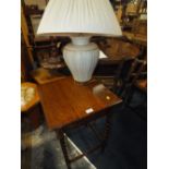 AN OAK BARLEY TWIST OCCASIONAL TABLE AND A TABLE LAMP (2)