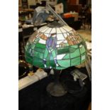 A LARGE TIFFANY STYLE 'GOLFER' DESIGN SHADE TABLE LAMP