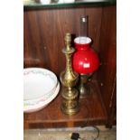 A VINTAGE 'ALADDIN' OIL LAMP WITH RED GLASS SHADE TOGETHER WITH A MODERN GILDED TABLE LAMP (2)