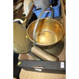 A TRAY OF BRASSWARE TO INCLUDE A JAM PAN, VINTAGE FIRE EXTINGUISHER, WARMING PAN ETC.