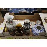 A TRAY OF ORIENTAL AND CONTINENTAL CERAMICS TO INCLUDE A CHINESE BLUE AND WHITE VASE A/F CLOISONNE