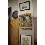 AN ANTIQUE GILT MIRROR A/F TOGETHER WITH A GOLFING PRINT ETC. (4)