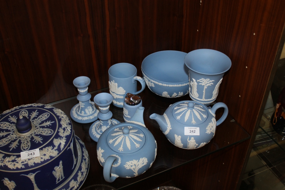 A SELECTION OF EIGHT PIECES OF BLUE JASPERWARE TO INCLUDE TEAPOT, FRUIT BOWL