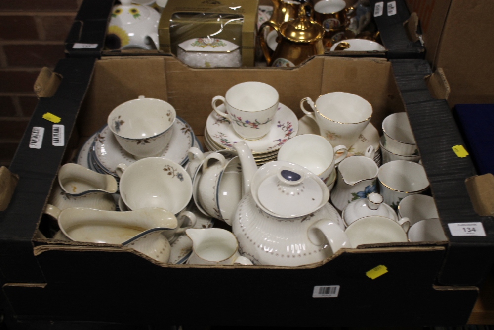 A TRAY OF CHINA TO INCLUDE ROYAL DOULTON OLD COLONY, WEDGWOOD DEVON SPRAYS ETC