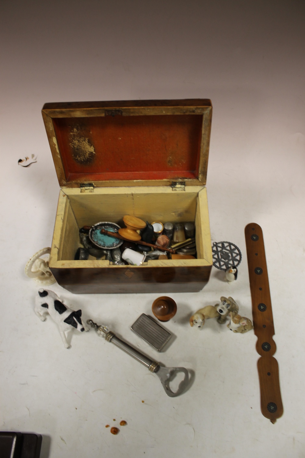 A VINTAGE TEA CADDY CONTAINING ASSORTED COLLECTABLES TO INCLUDE SMALL WADE FIGURES, BOBBINS,