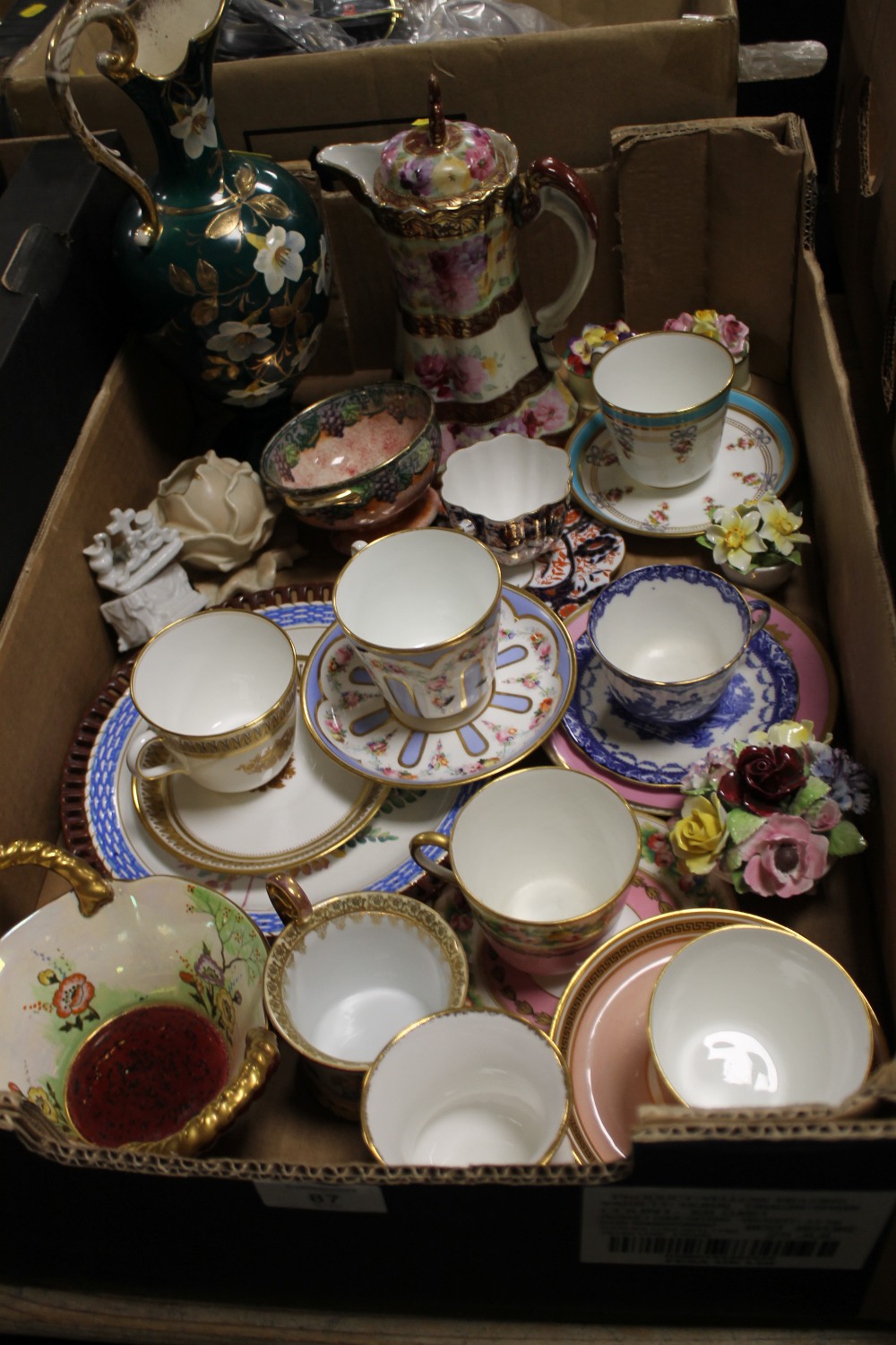 A TRAY OF MOSTLY VINTAGE CUPS AND SAUCERS, MAILING CHINA ETC.