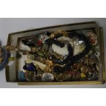 A TRAY OF ASSORTED COSTUME JEWELLERY