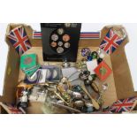 A BOX OF COLLECTABLES, TO INCLUDE SOUVENIR SPOONS, COINS ETC