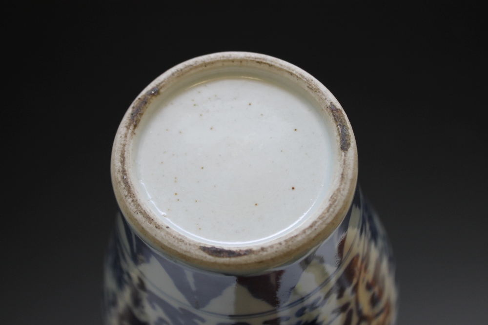 A CHINESE BLUE AND WHITE MEIPING VASE, H 19.5 cm - Image 4 of 4