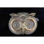 A NOVELTY BRASS VESTA CASE IN THE FORM OF AN OWL, small glass eye detail, W 5.5 cm