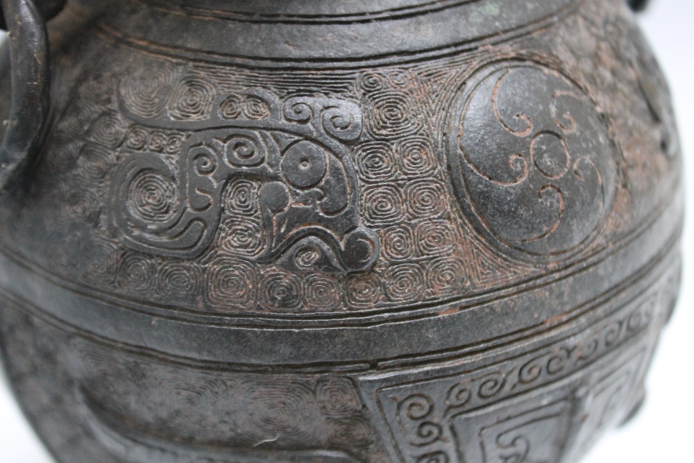 A BRONZE ARCHAISTIC TYPE HU VASE, having ornate swirl detailing and twin handles, H 21.5 cm - Image 8 of 10