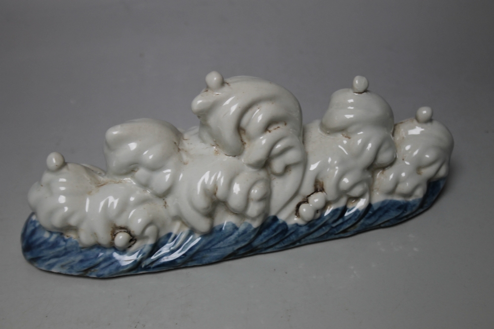 A CHINESE SCHOLARS BRUSH STAND IN THE FORM OF WAVES ON THE SEA, W 19.5 cm - Image 4 of 6