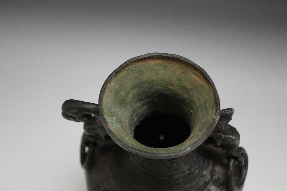 A BRONZE ARCHAISTIC TYPE HU VASE, having ornate swirl detailing and twin handles, H 21.5 cm - Image 3 of 10