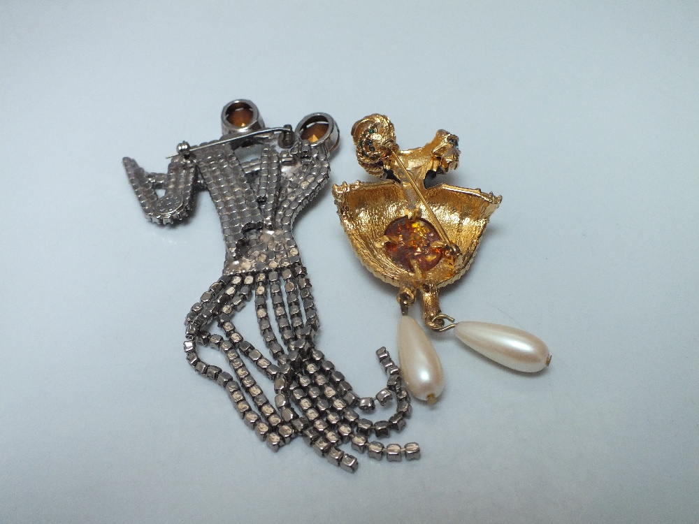 TWO VINTAGE BUTLER AND WILSON DESIGNER BROOCHES, comprising a 'Dancing Couple' brooch, H 13.4 cm an - Image 6 of 8